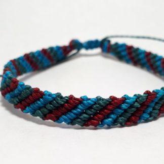 Rood Armbandje Met Groen En Blauw Accent