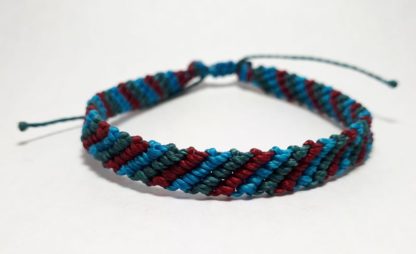 Rood Armbandje Met Groen En Blauw Accent