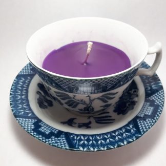 Paarse Kaars in Blauw Kopje
