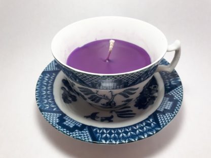 Paarse Kaars in Blauw Kopje
