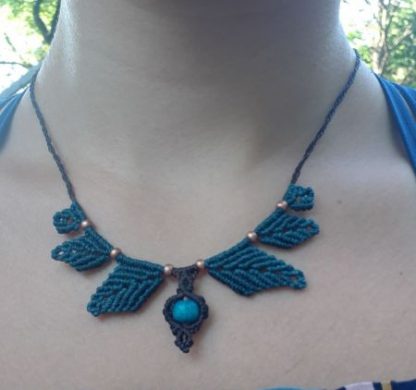 Blaadjes Ketting Met Blauwe Kraal (nature style)