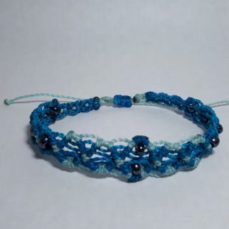 Blauw Gedraaid Armbandje Met Zwarte Kraaltjes