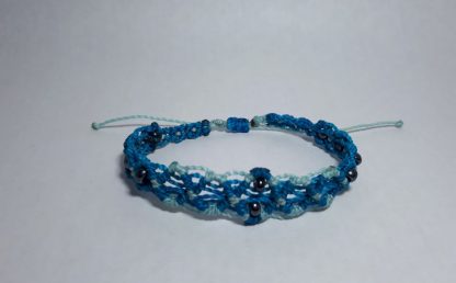 Blauw Gedraaid Armbandje Met Zwarte Kraaltjes